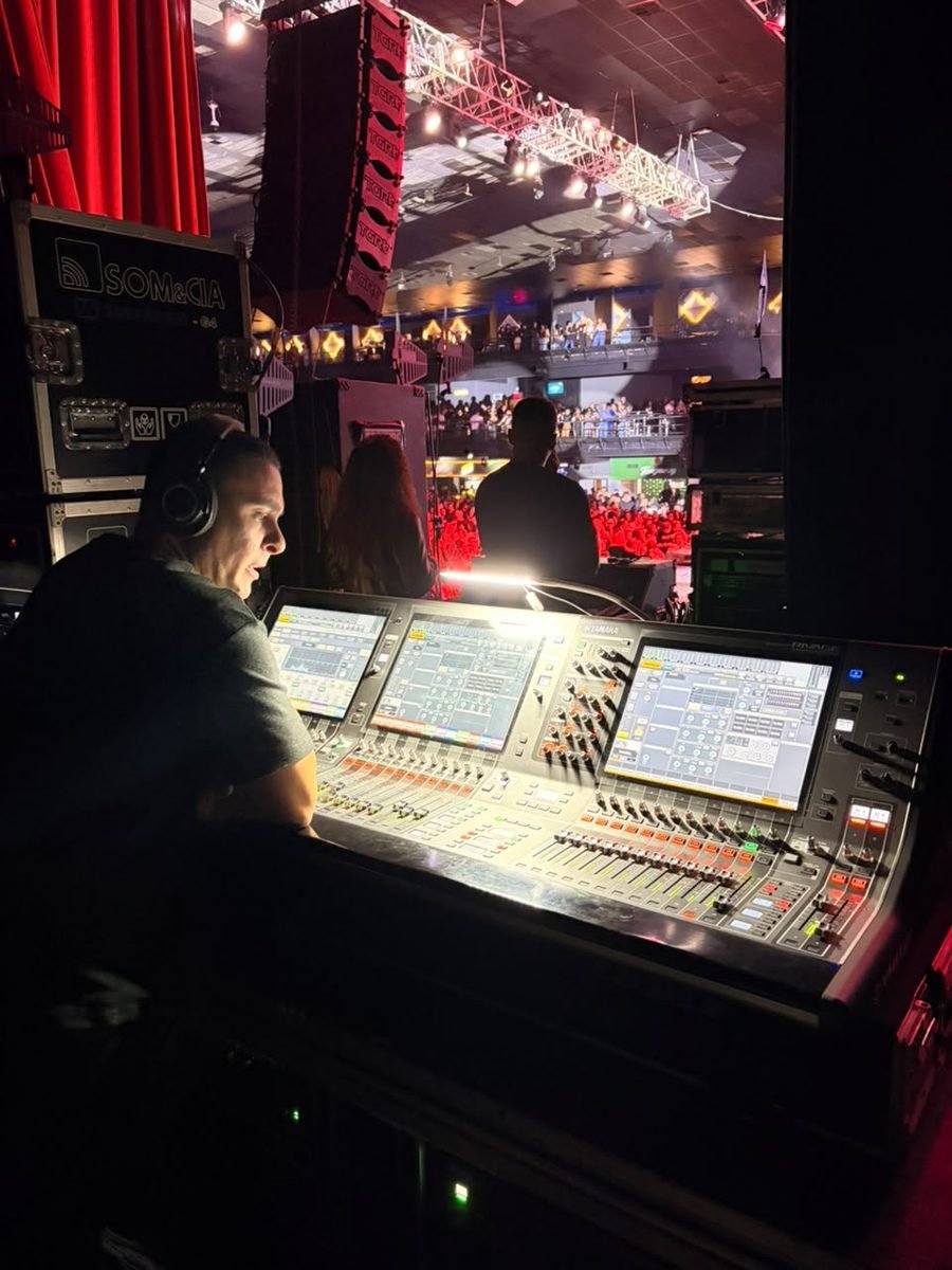Técnico operando mesa digital Yamaha Rivage durante show ao vivo