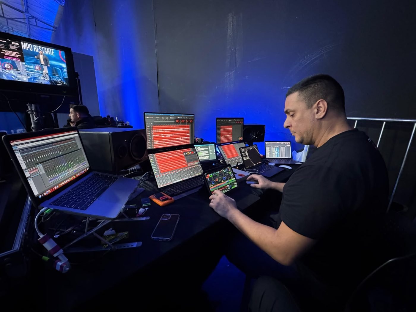 Técnico gravando o show em multipista com vários computadores